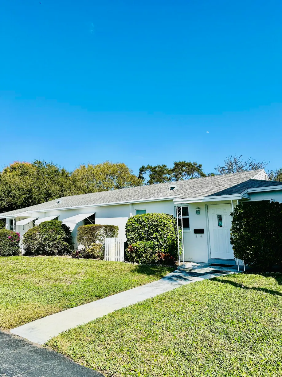 South Florida Real Estate | View 10084 Meridian Way, 4 | 1 Bed, 1 Bath