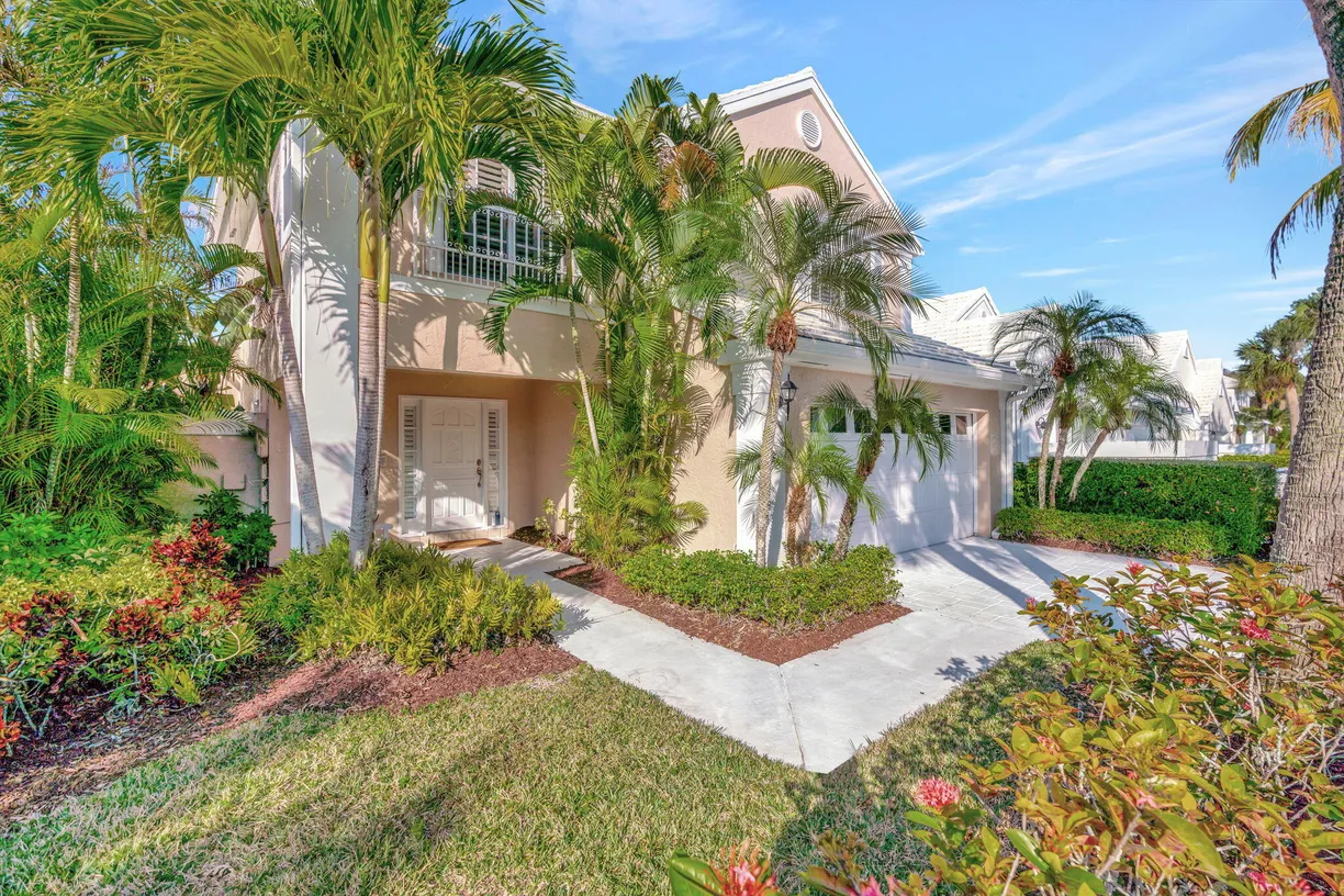 South Florida Real Estate | View 8 Windsor Lane | 3 Beds, 2 Baths