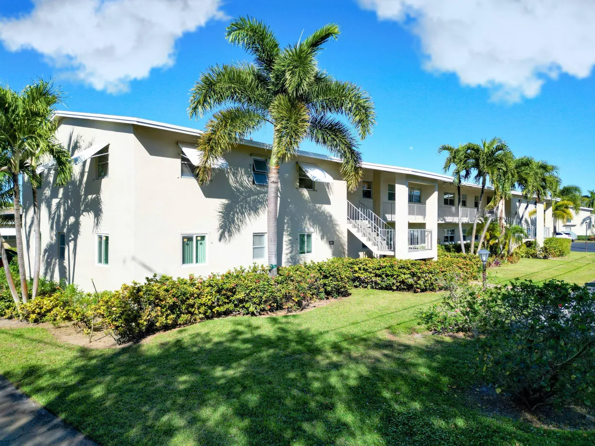 South Florida Real Estate | View 301 Circle Drive, 103 | 2 Beds, 2 Baths