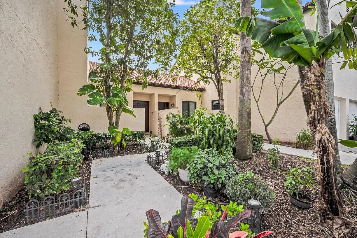 South Florida Real Estate | View 15 S Via De Casas Sur, 102 | Listing