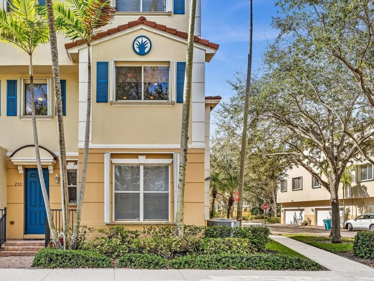 South Florida Real Estate | View 2921 S Greenleaf Circle | Listing