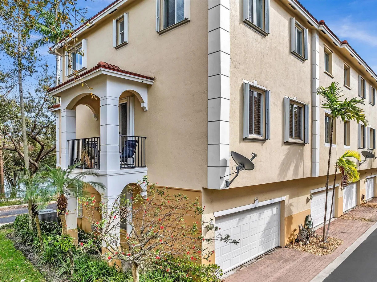 South Florida Real Estate | View 2921 S Greenleaf Circle | Listing