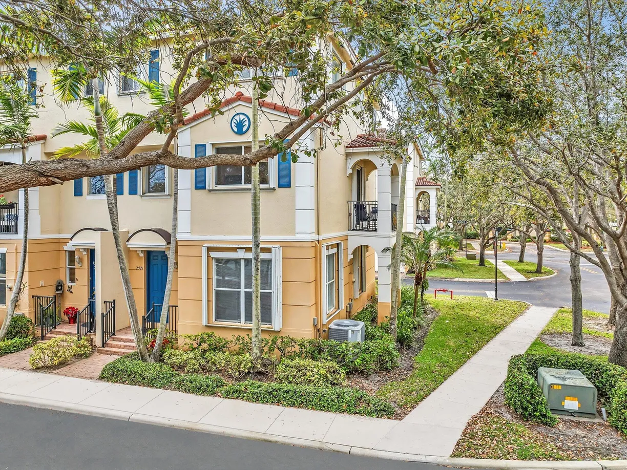 South Florida Real Estate | View 2921 S Greenleaf Circle | 3 Beds, 2 Baths