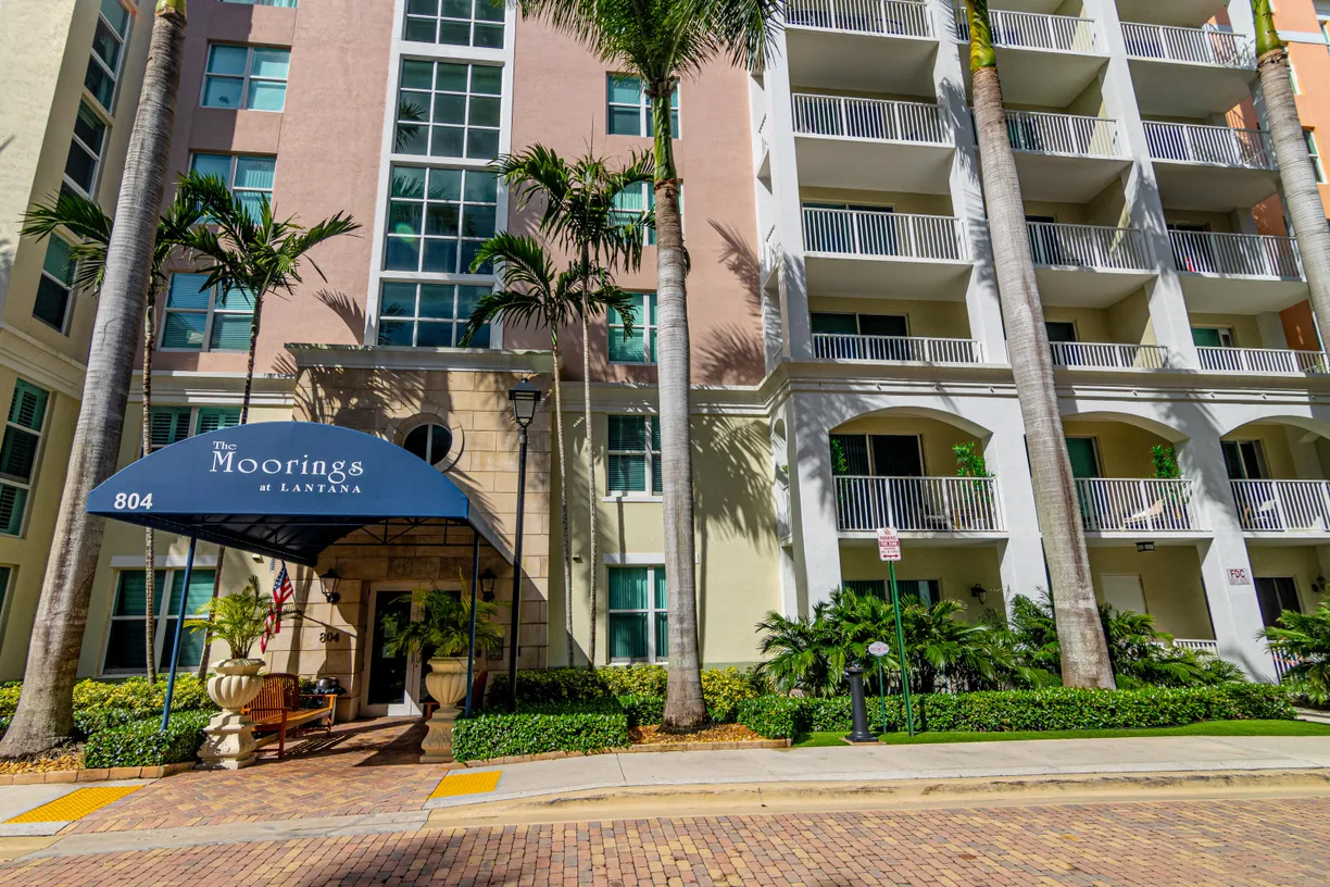 South Florida Real Estate | View 804 E Windward Way, 121 | 2 Beds, 1 Bath