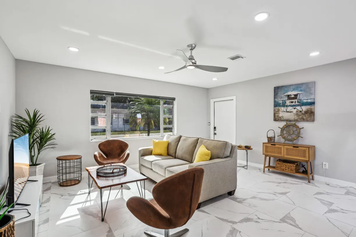 South Florida Real Estate | View 711 SE 2nd Street, 4 | 2 Beds, 1 Bath