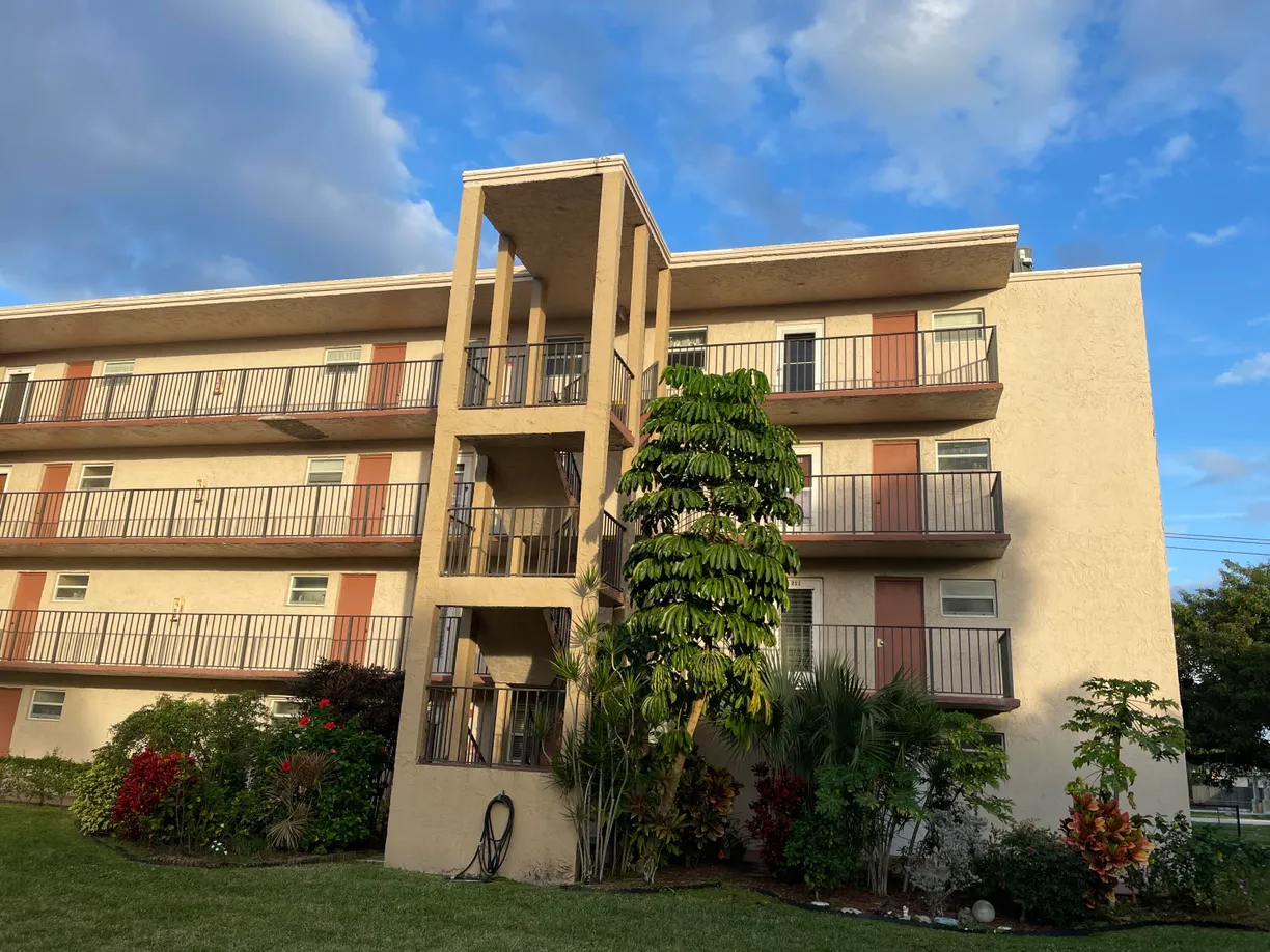 South Florida Real Estate | View 225 Bonnie Boulevard, 211 | 1 Bed, 1 Bath