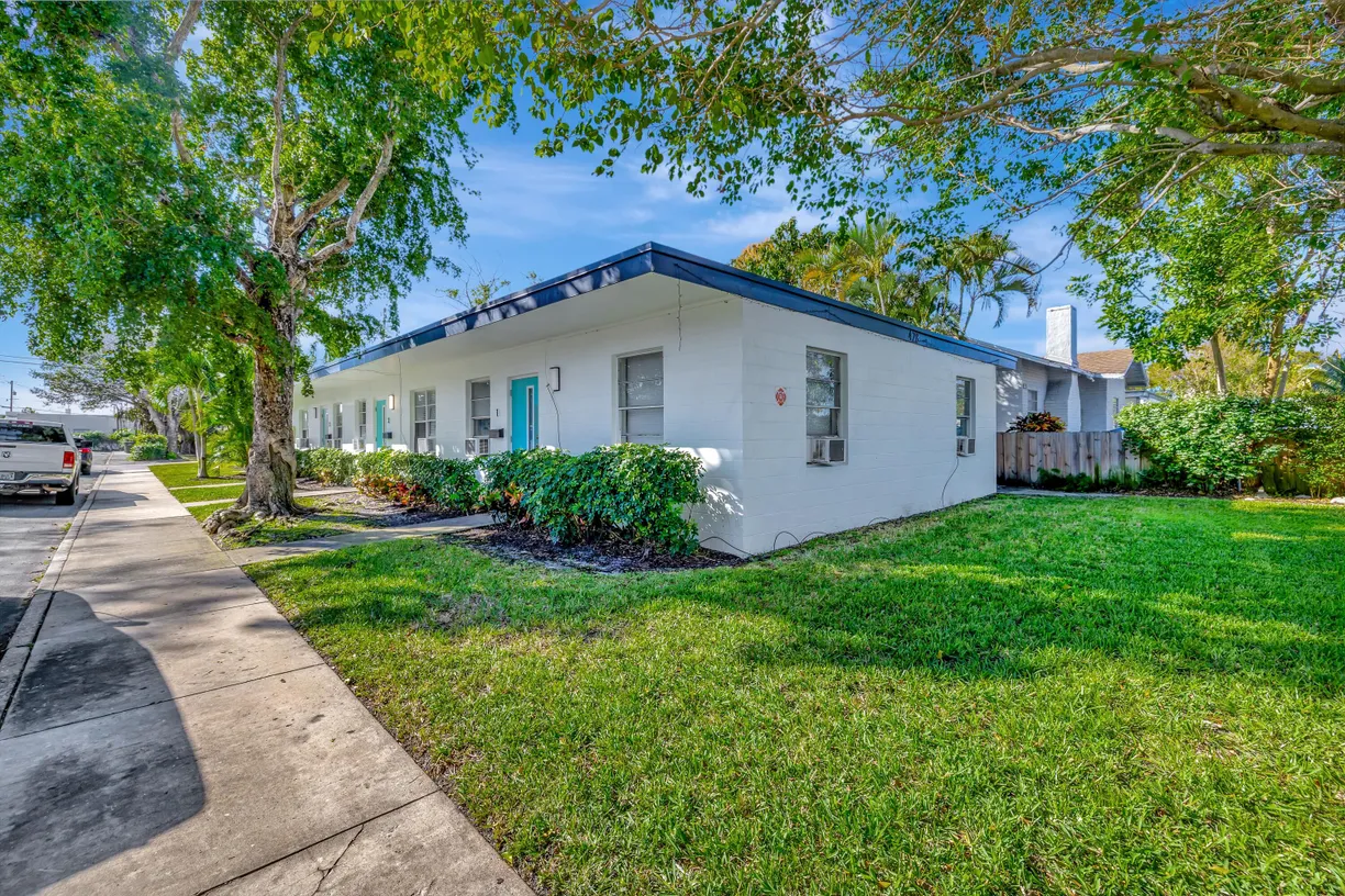 South Florida Real Estate | View 428 Roseland Drive, 4 | 2 Beds, 1 Bath