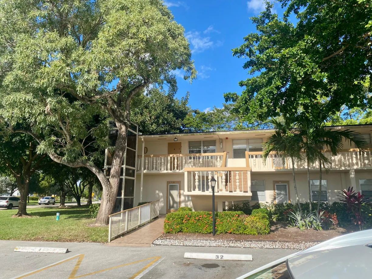 South Florida Real Estate | View 27 Richmond D | 2 Beds, 1 Bath