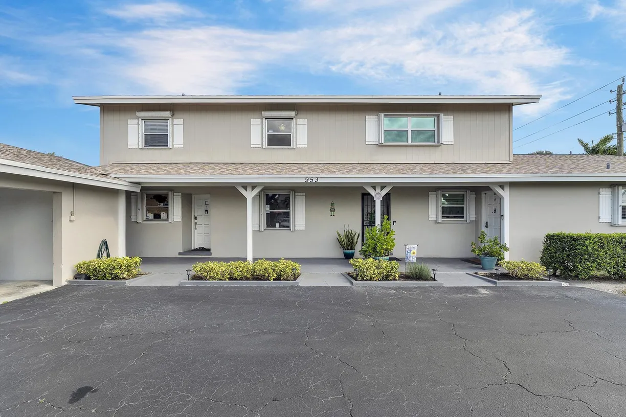 South Florida Real Estate | View 953 SE 10th Street, 6d | 2 Beds, 1 Bath