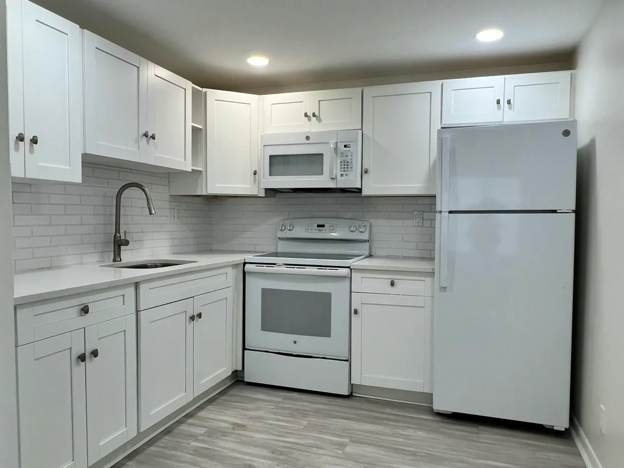 South Florida Real Estate | View 10 Burgundy A | 1 Bed, 1 Bath