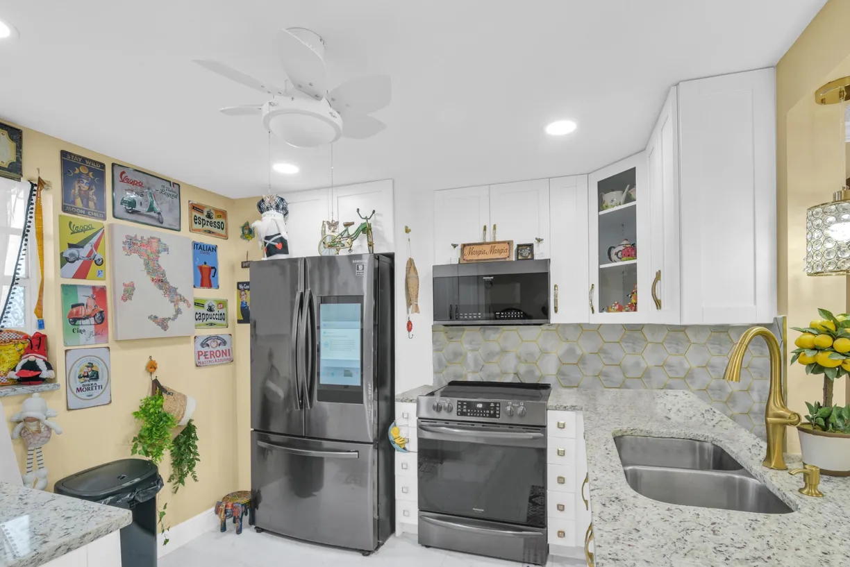South Florida Real Estate | View 2515 NE 1st Court, 3080 | 2 Beds, 2 Baths