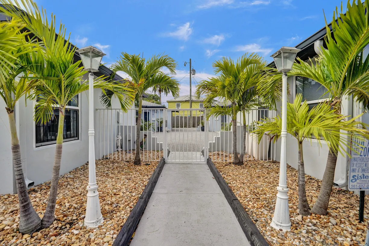 South Florida Real Estate | View 220 Walton Boulevard, 4 | 1 Bed, 1 Bath
