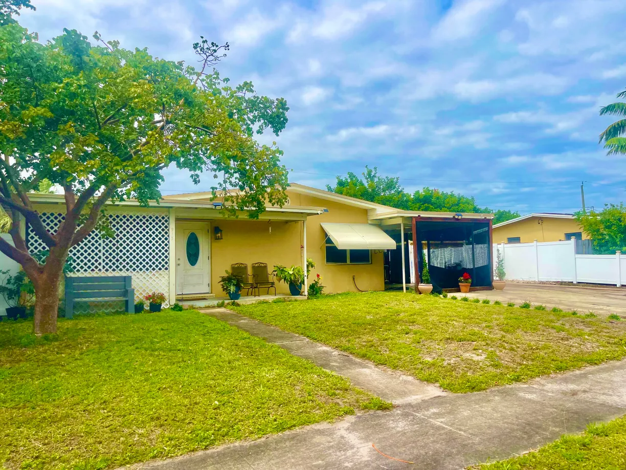 South Florida Real Estate | View 913 S 11th Street | 3 Beds, 1 Bath