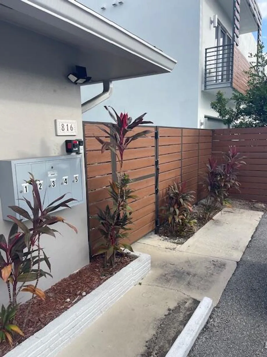 South Florida Real Estate | View 816 NE 17 Ave, 3 | 1 Bed, 1 Bath