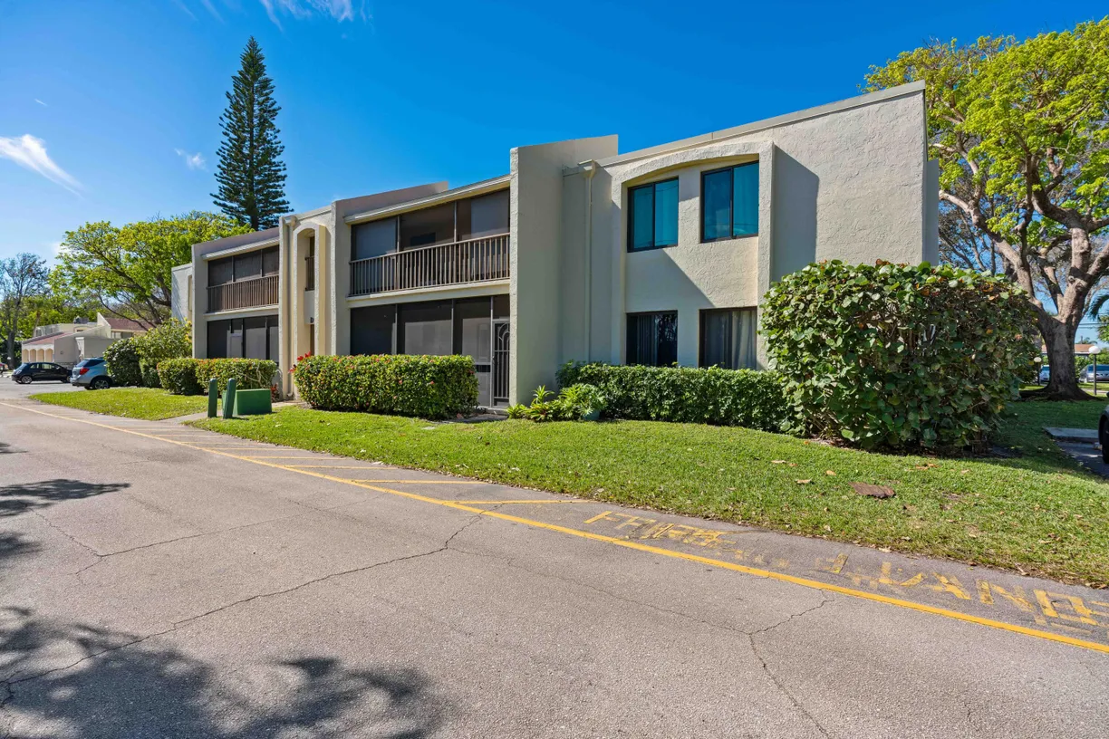 South Florida Real Estate | View 150 Pineview Road, D2 | 2 Beds, 2 Baths