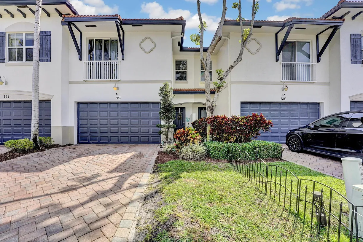 South Florida Real Estate | View 123 E Prive Circle | 3 Beds, 2 Baths