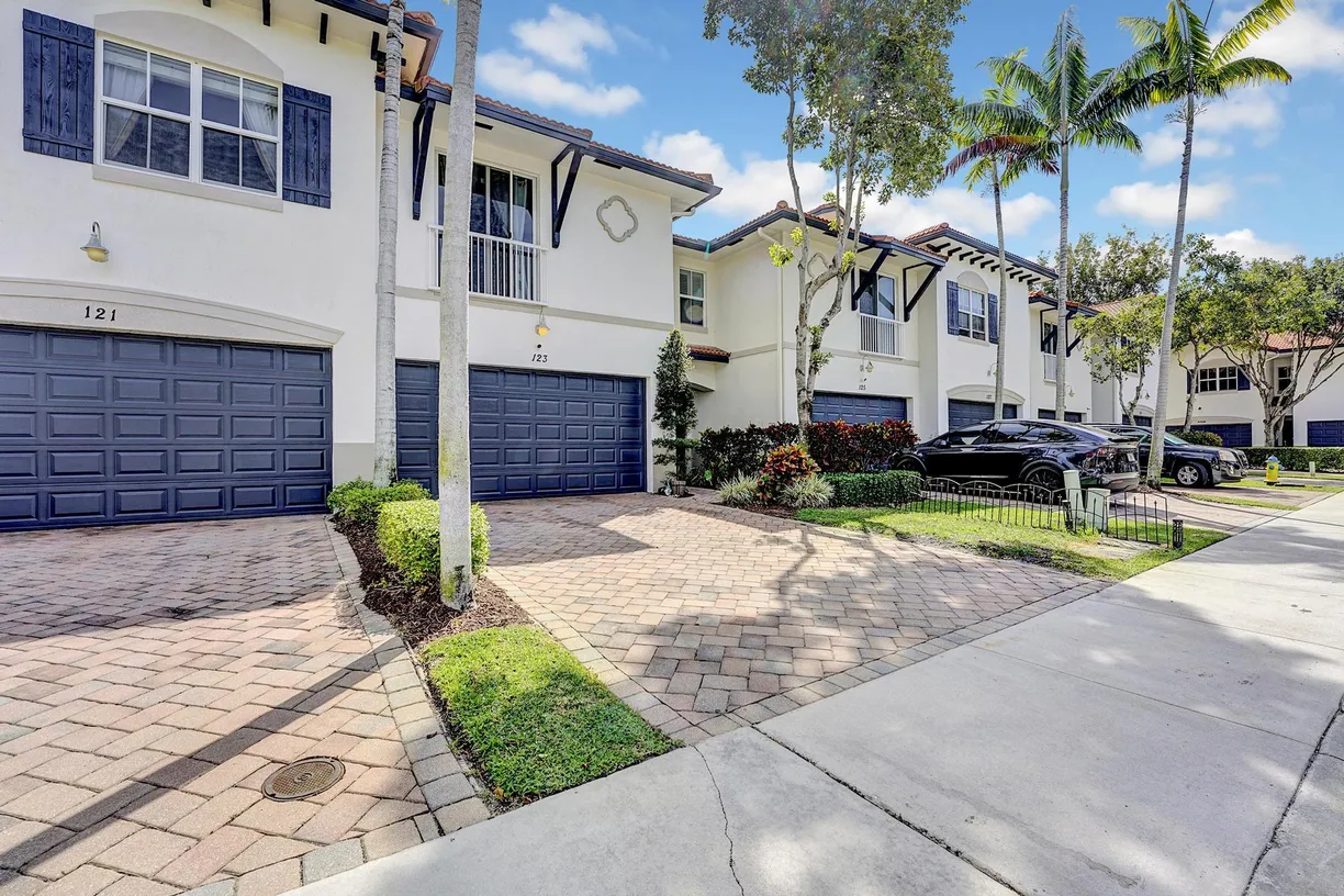 South Florida Real Estate | View 123 E Prive Circle | Listing