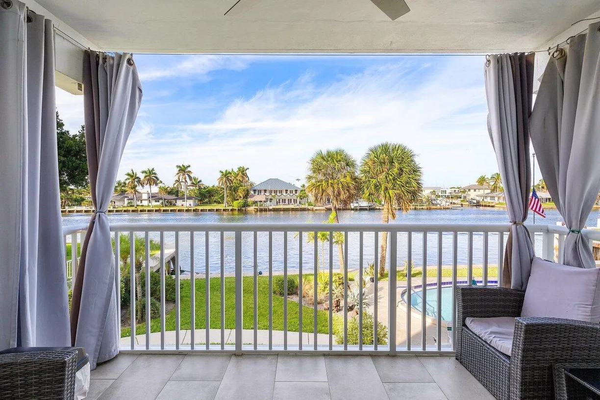 South Florida Real Estate | View 629 SE 19th Avenue, 201 | 2 Beds, 2 Baths