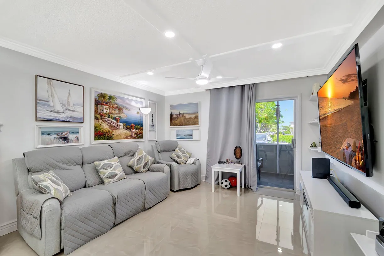 South Florida Real Estate | View 2616 Garden Drive, 112 | 2 Beds, 1 Bath