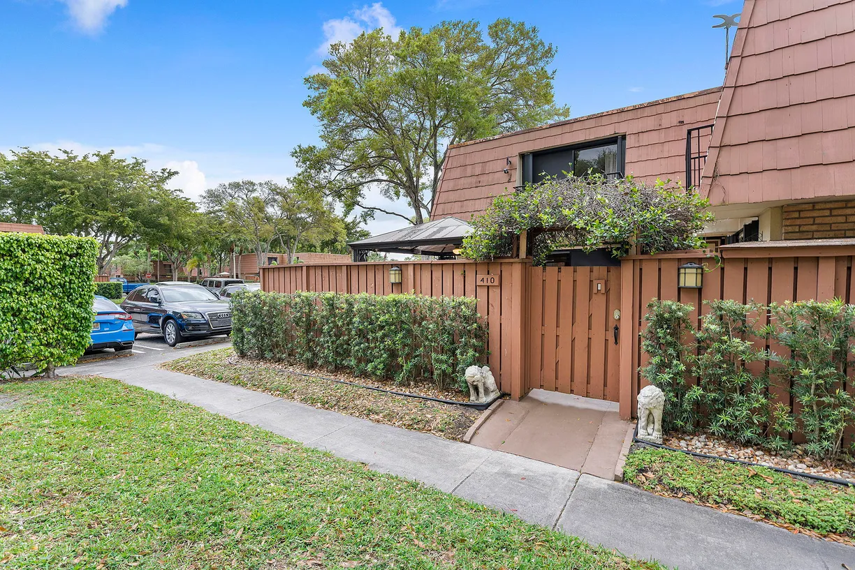 South Florida Real Estate | View 410 Buttonwood Lane | 2 Beds, 2 Baths