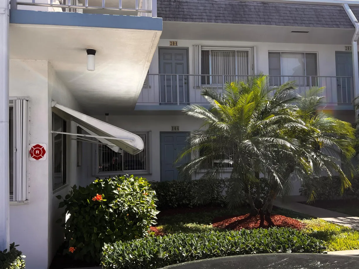 South Florida Real Estate | View 2880 Lake Osborne Drive, 104 | 1 Bed, 1 Bath