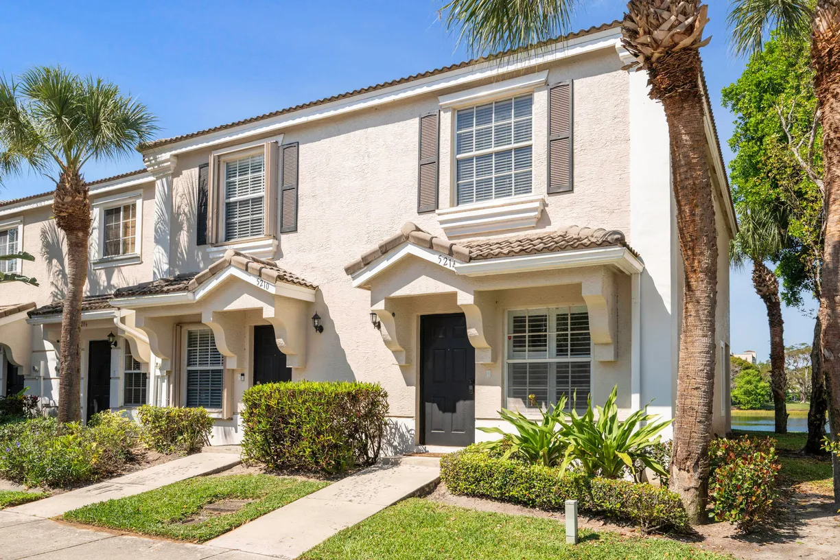 South Florida Real Estate | View 5214 Palmbrooke Circle | 2 Beds, 2 Baths