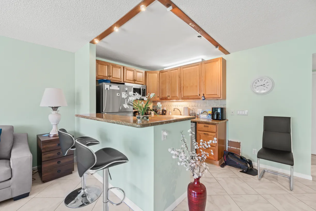 South Florida Real Estate | View 237 Ventnor, Q | 1 Bed, 1 Bath