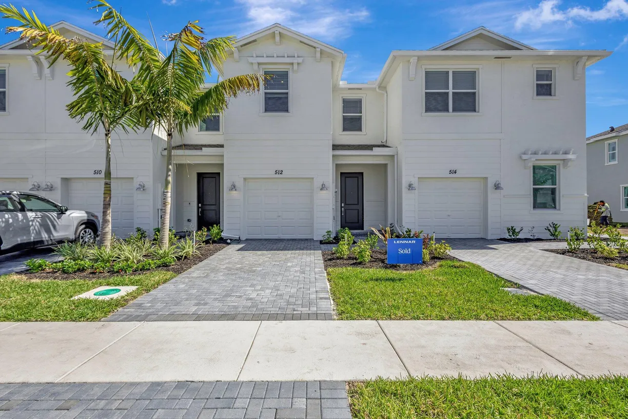 South Florida Real Estate | View 512 SE Rivergrass Street | 3 Beds, 2 Baths