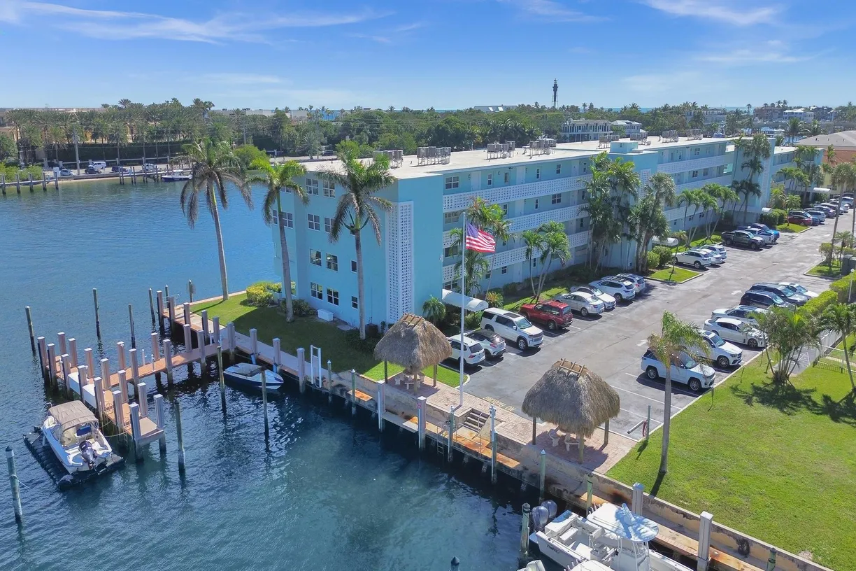 South Florida Real Estate | View 2772 NE 30th Avenue, 6c | 2 Beds, 2 Baths