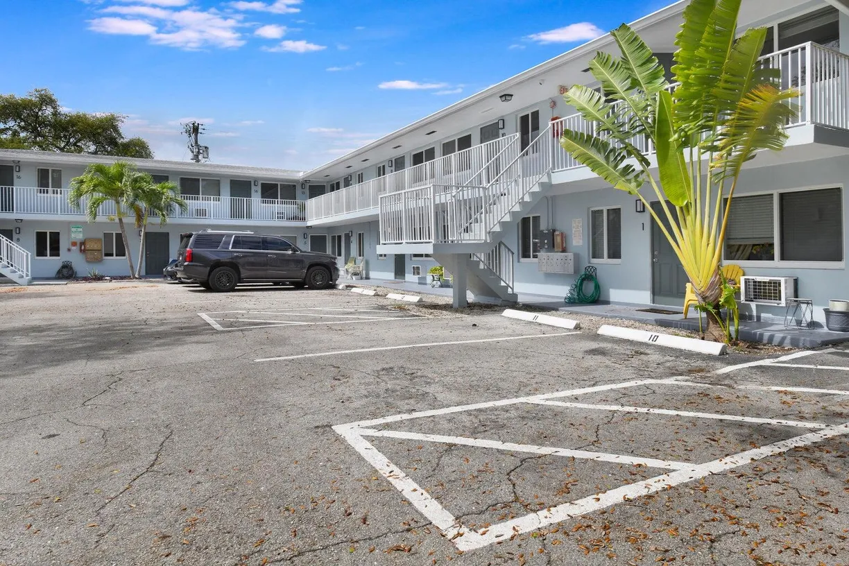 South Florida Real Estate | View 901 N F Street, 7 | 1 Bed, 1 Bath