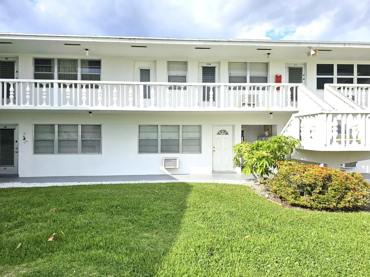 South Florida Real Estate | View 102 Easthampton | 1 Bed, 1 Bath