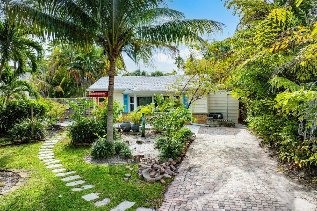 South Florida Real Estate | View 321 N Lakeside Drive | Listing