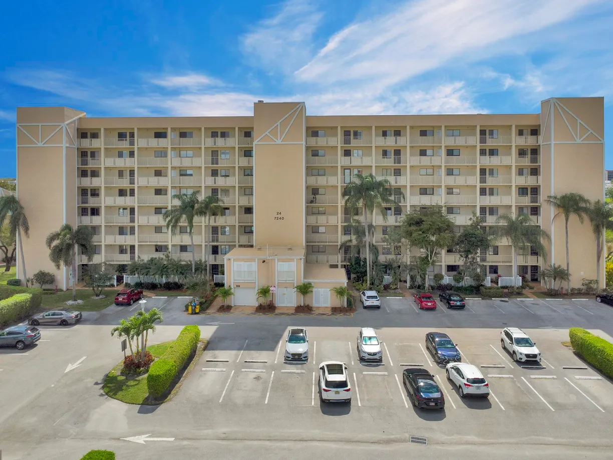 South Florida Real Estate | View 7240 Huntington Lane, 802 | 2 Beds, 2 Baths