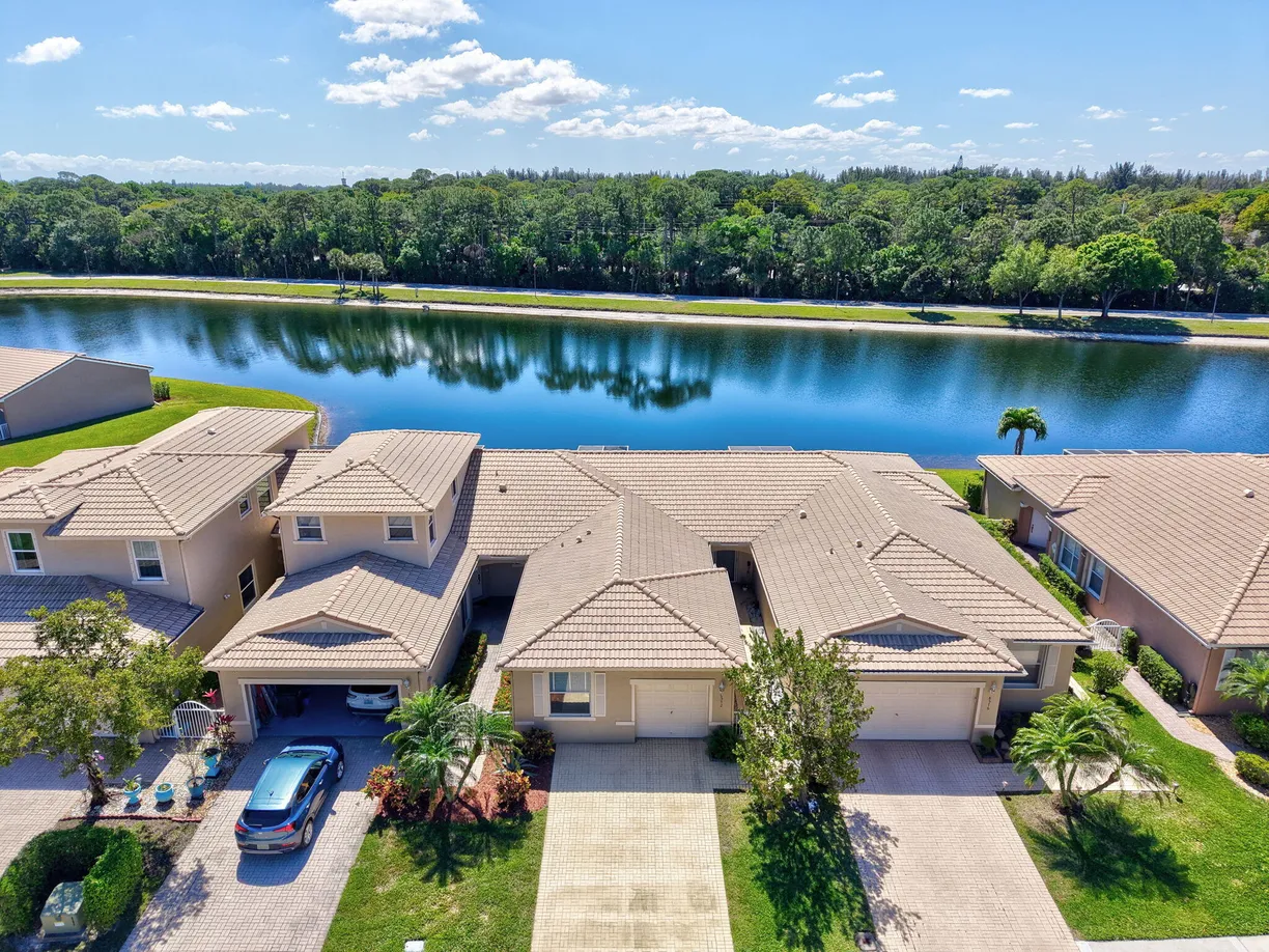 South Florida Real Estate | View 8572 Lineyard Cay | 3 Beds, 2 Baths
