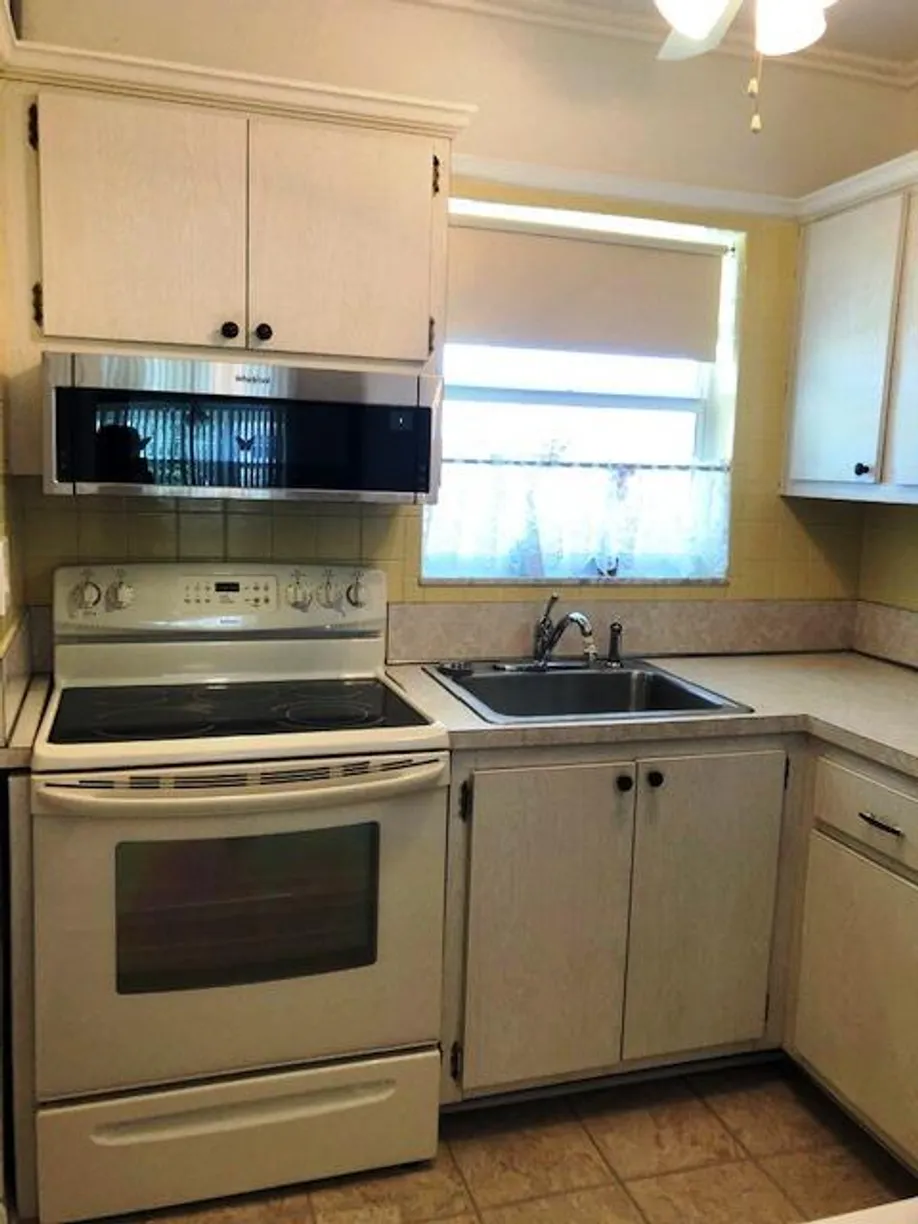 South Florida Real Estate | View 1115 Lake Terrace, 210 | 1 Bed, 1 Bath