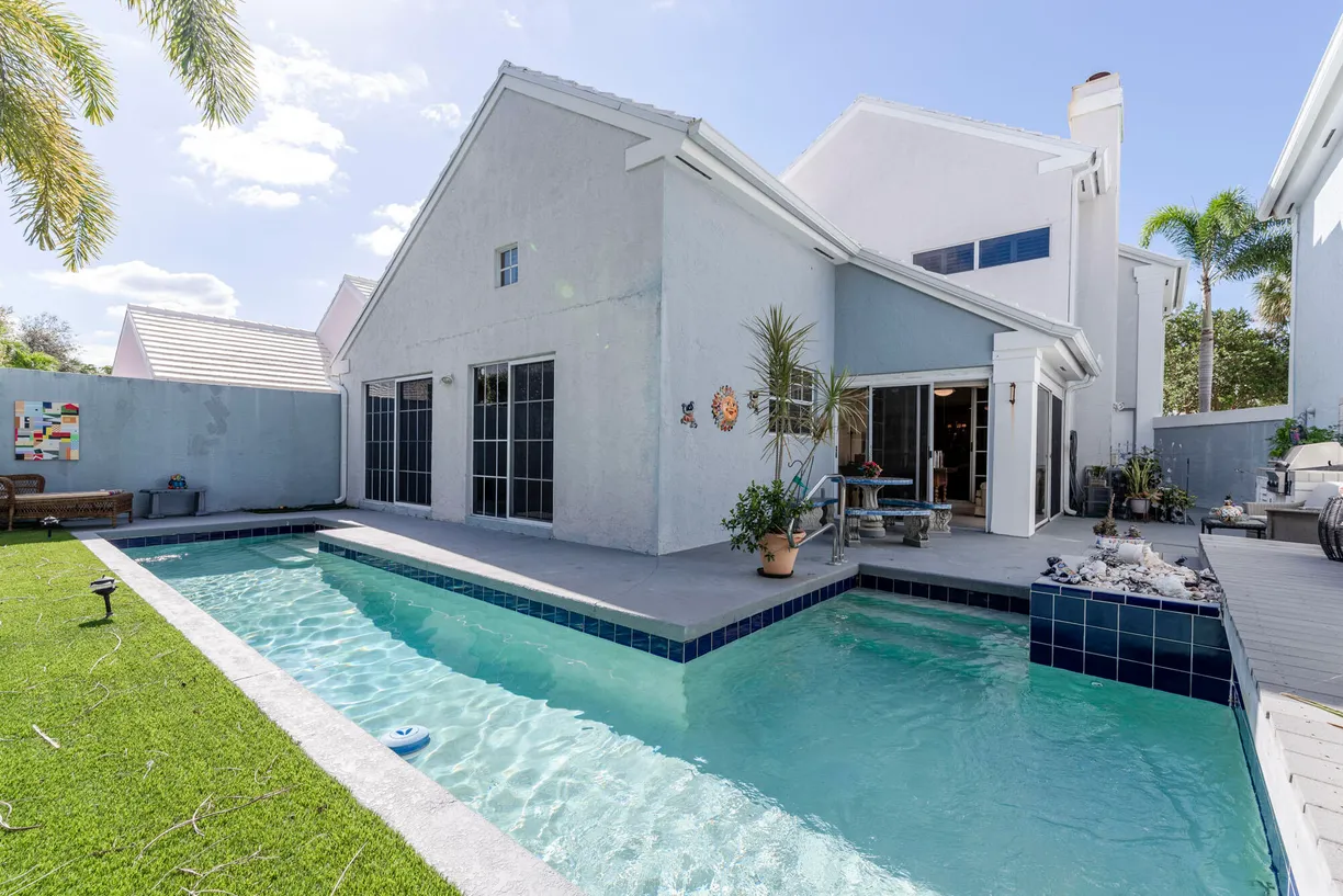 South Florida Real Estate | View 41 Windsor Lane | 3 Beds, 2 Baths