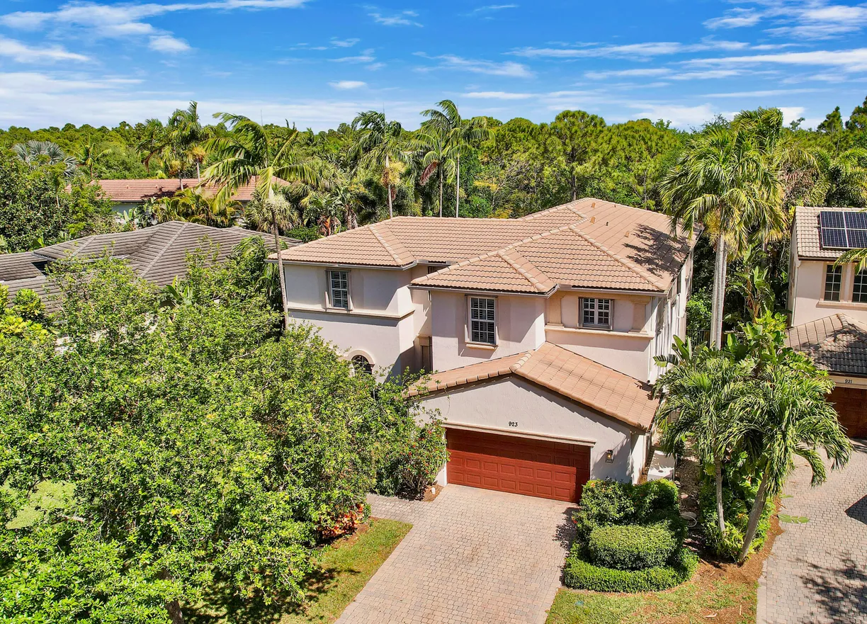 South Florida Real Estate | View 923 Mill Creek Drive | 4 Beds, 3 Baths