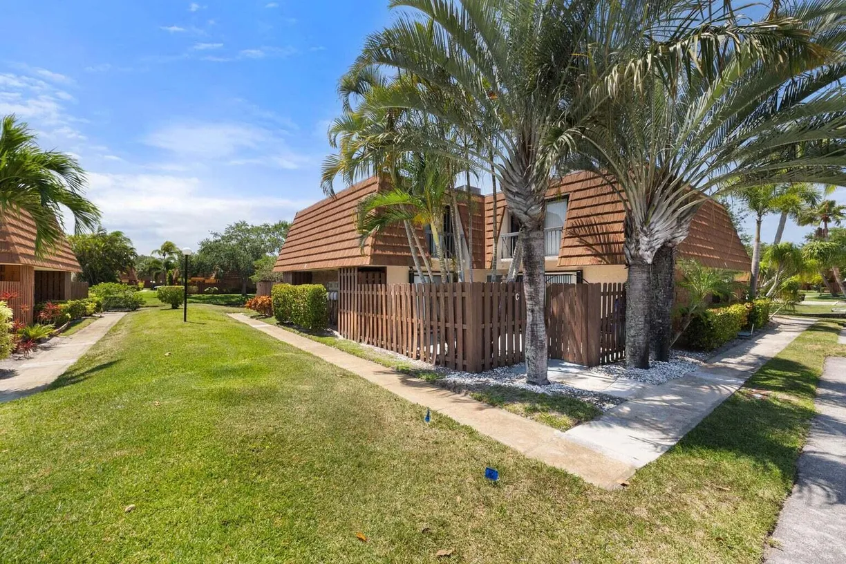 South Florida Real Estate | View 825 Center Street, 8c | 2 Beds, 2 Baths