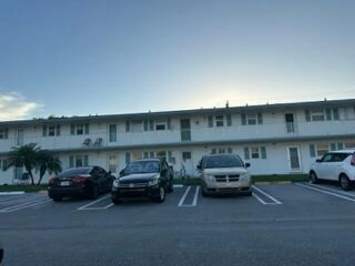 South Florida Real Estate | View 1117 Lake Terrace, 105 | 1 Bed, 1 Bath