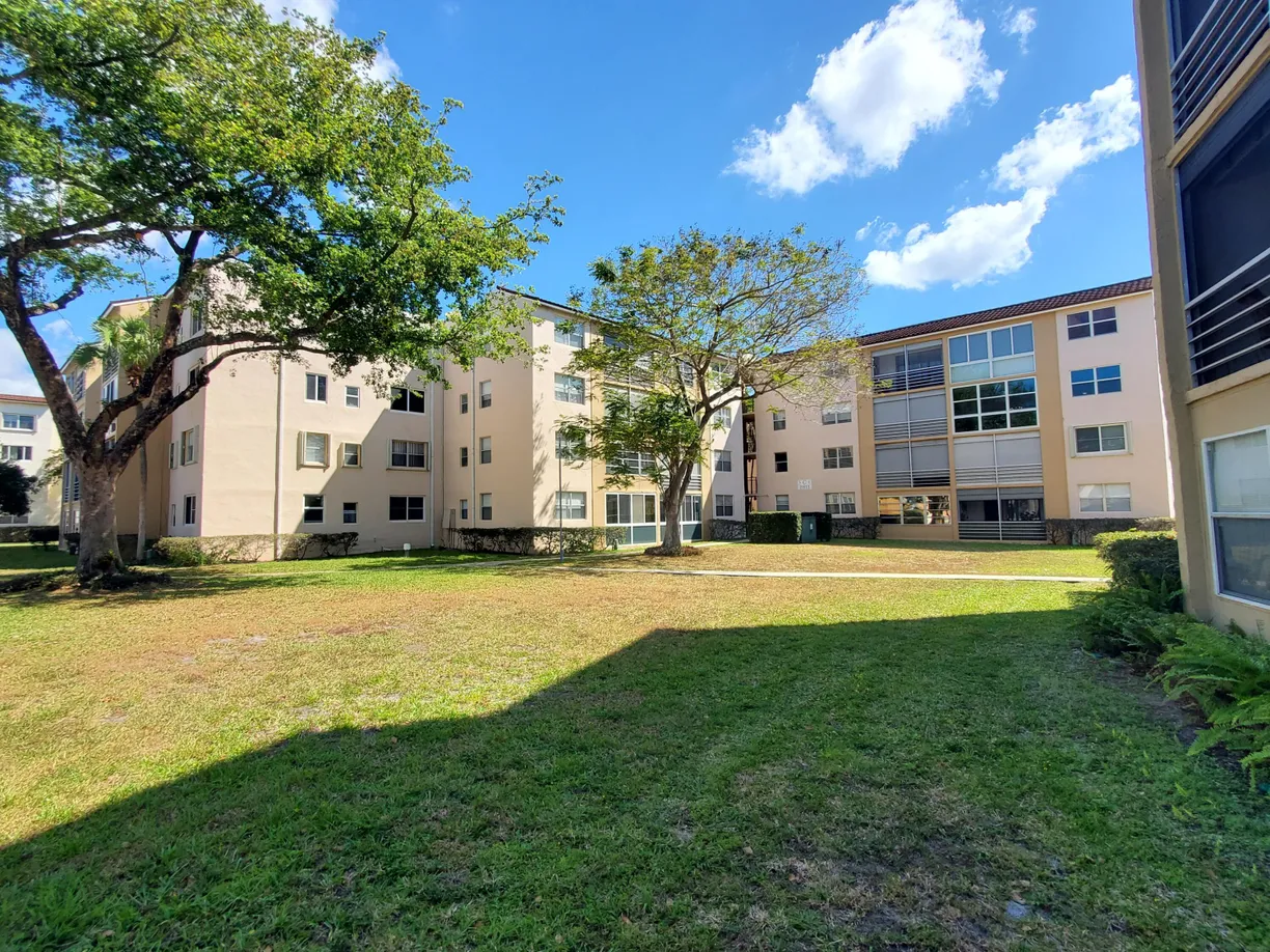 South Florida Real Estate | View 2811 Somerset Drive, 404 | Listing
