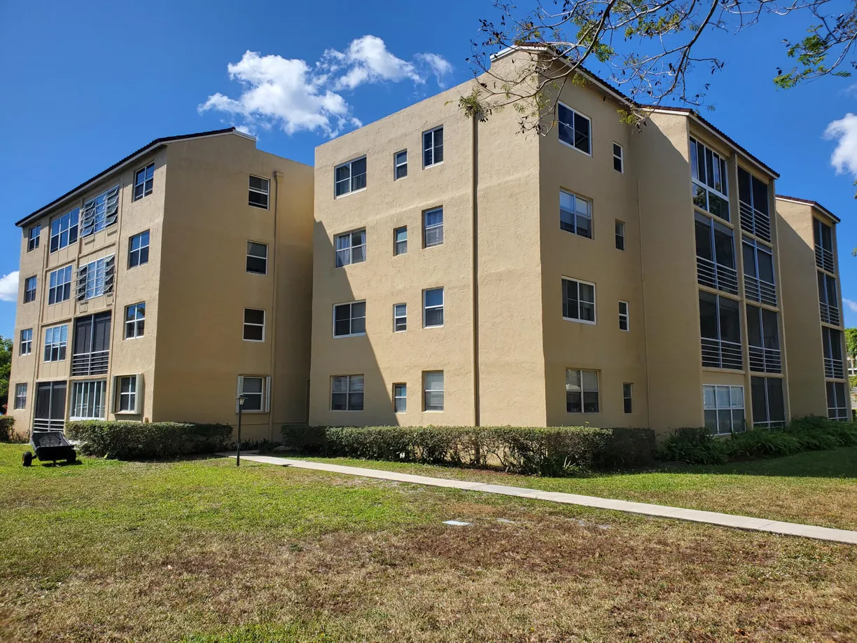South Florida Real Estate | View 2811 Somerset Drive, 404 | 2 Beds, 2 Baths