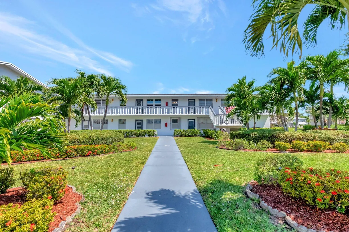 South Florida Real Estate | View 302 Markham N | 2 Beds, 1 Bath