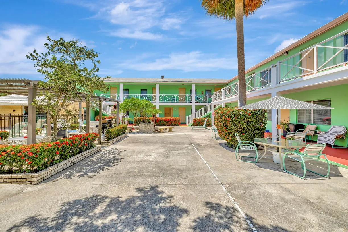 South Florida Real Estate | View 320 N Federal Highway | Listing