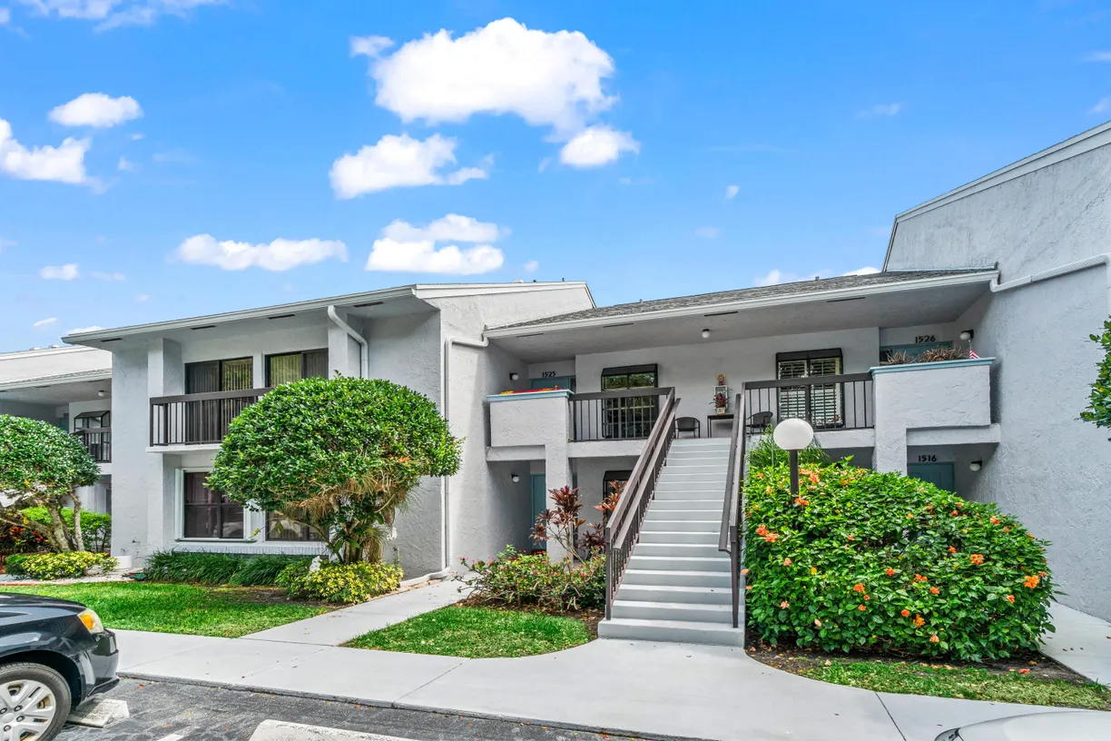 South Florida Real Estate | View 5054 Golfview Court, 1525 | 2 Beds, 2 Baths