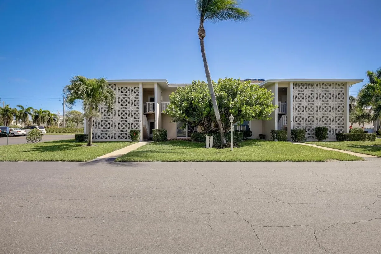 South Florida Real Estate | View 95 N North Boulevard, 2b | Listing