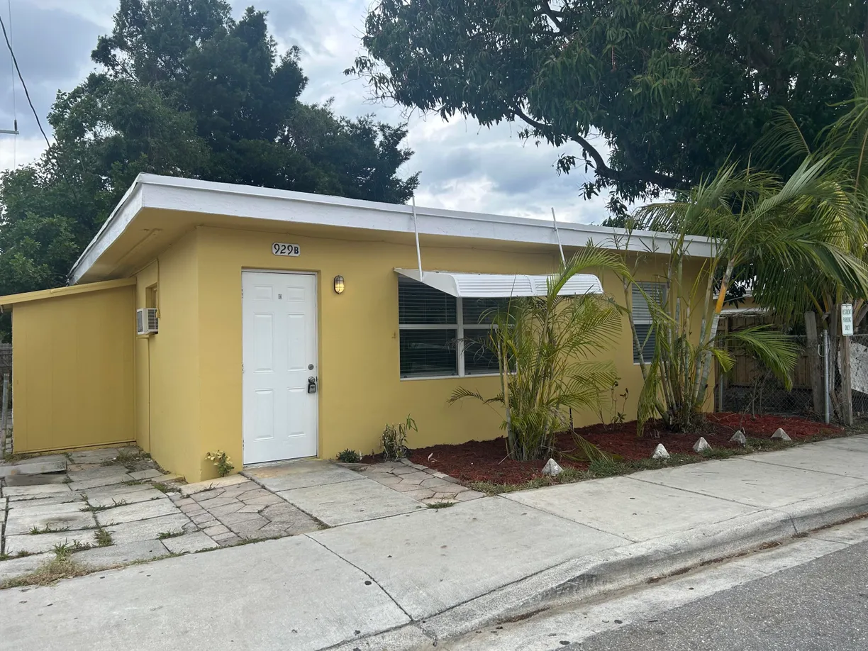 South Florida Real Estate | View 929 S E Street, B | 1 Bed, 1 Bath
