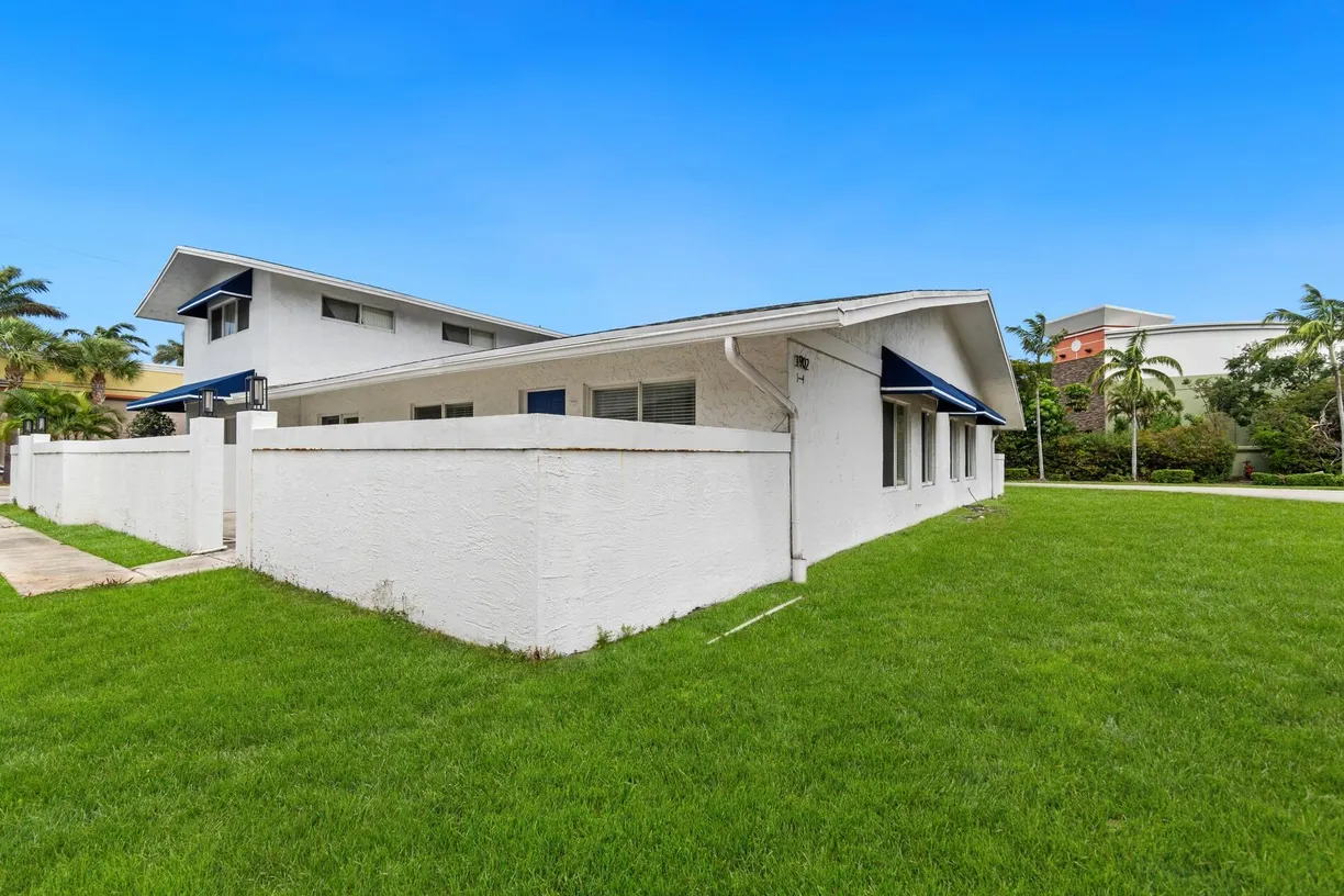South Florida Real Estate | View 1902 Spanish Trail, 4 | 2 Beds, 2 Baths