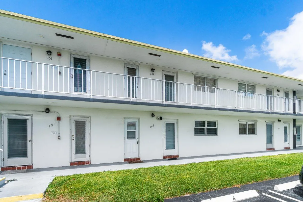 South Florida Real Estate | View 1113 Lake Terrace, 102 | 2 Beds, 1 Bath