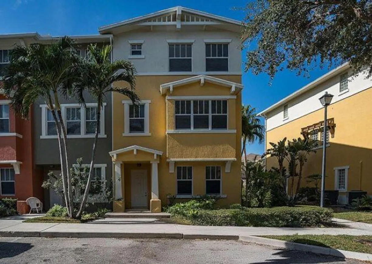 South Florida Real Estate | View 810 Marina Del Ray Lane, 8 | 4 Beds, 3 Baths