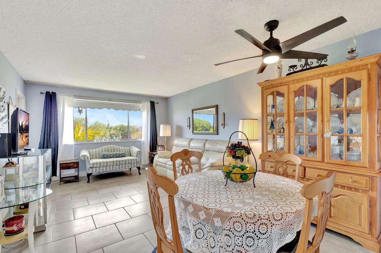 South Florida Real Estate | View 2812 Garden Drive, 308 | 1 Bed, 1 Bath